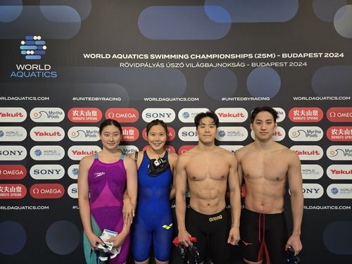 혼성혼계영 200ｍ 쇼트코스 한국신기록 쓴 김승원 정소은 지유찬 최동열(왼쪽부터)