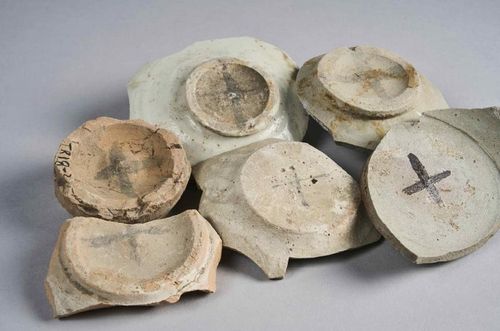 '십(十)'명 묵서가 쓰인 백자