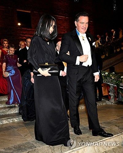 검정 이브닝 드레스 입은 한강