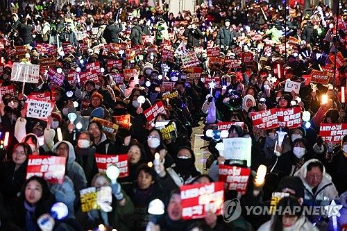 오늘도 국회 앞 밝히는 시민촛불