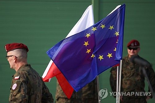 폴란드 군인과 EU 깃발