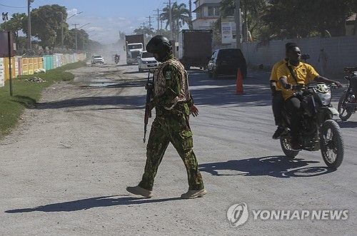 아이티 국제공항 인근 순찰하는 유엔 지원 케냐 경찰