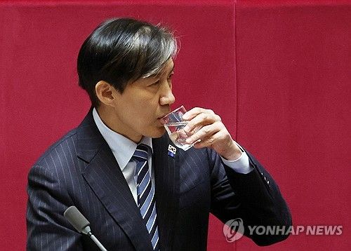 물 마시는 조국 대표