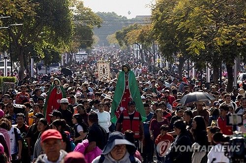 과달루페 성당 향하는 순례객