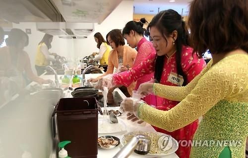 전통의상 입고 고국의 요리 준비