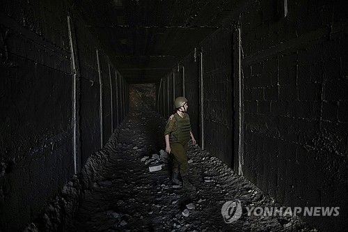 이집트-가자지구 경계 주변에서 발견된 밀수용 터널을 살피는 이스라엘군 병사