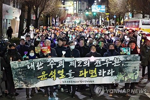 행진하는 천주교 시국미사 참가자들