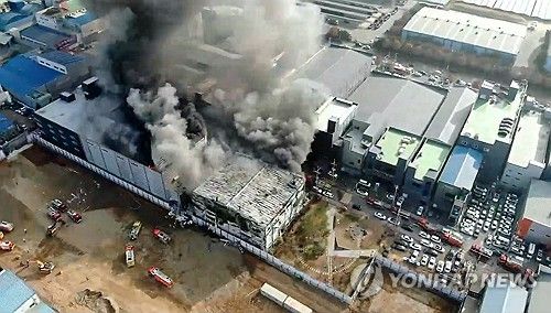 인천 서구 공장 화재로 치솟는 검은 연기