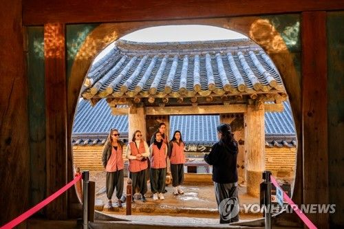 팔만대장경 설명 듣는 외국인 템플스테이 참가자