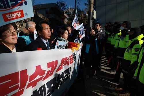한남관저 앞에 모여든 퇴진 시위 참가자들 [진보당 제공]
