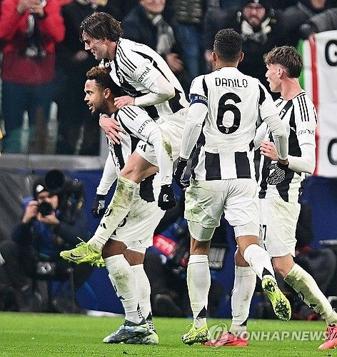 맨시티전에서 쐐기골을 넣은 유벤투스의 웨스턴 맥케니(왼쪽)