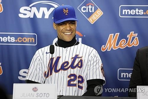 뉴욕 메츠 입단 기자회견에 나선 후안 소토
