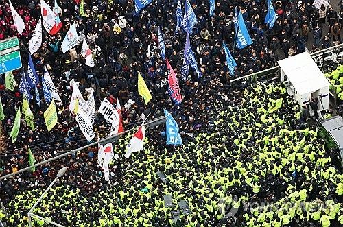 행진 가로막힌 집회 참가자들