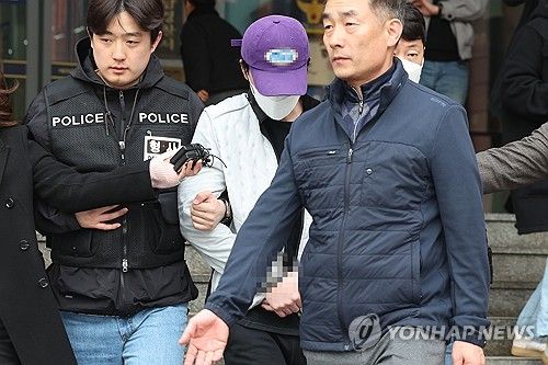 고개 숙인 채 호송차량 향하는 오재원