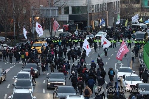 민주노총·윤석열 퇴진비상행동, 한남동 관저로 행진