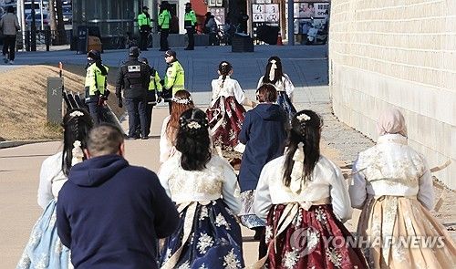 비상계엄 여파 속 외국인들