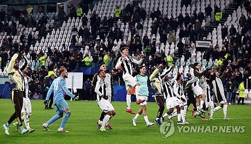 맨시티를 꺾고 팬들에게 인사하는 유벤투스 선수들.