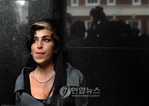 작고한 영국 가수 에이미 와인하우스 