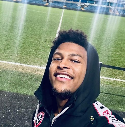 셀카를 찍으며 기뻐하는 리안 브루스터