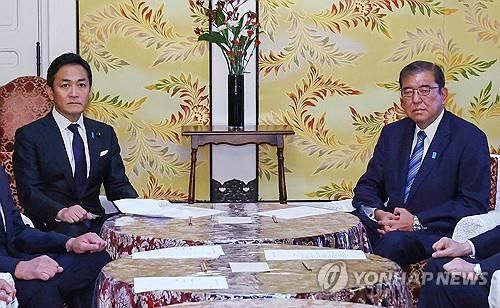 이시바 일본 총리(오른쪽)와 다마키 국민민주당 대표