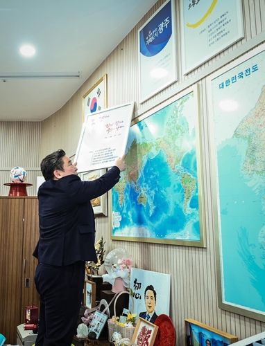 국정지표 액자 철거하는 김병내 광주 남구청장