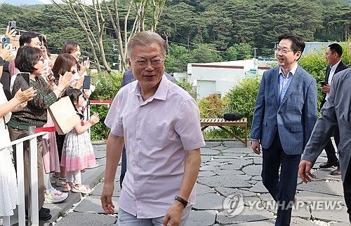 평산책방 찾은 문 전 대통령과 김경수 전 경남지사