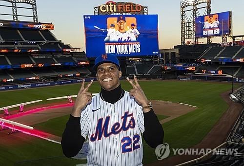 메츠 홈구장 시티필드를 배경으로 포즈를 취한 소토