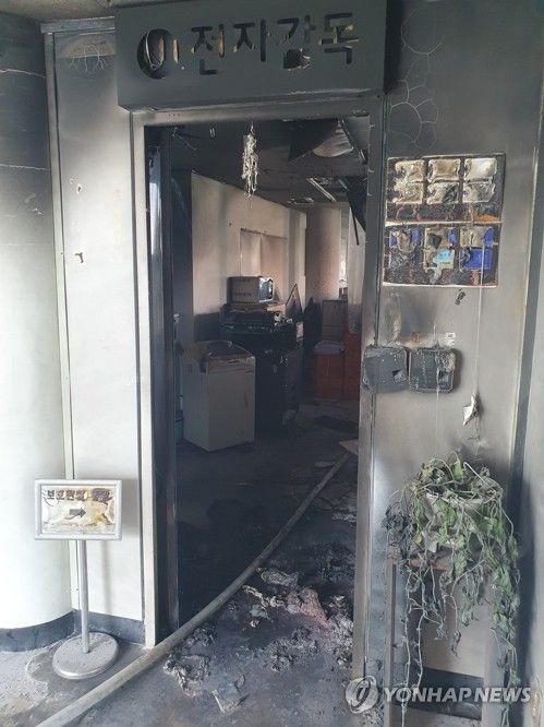 불에 탄 천안준법지원센터 내부
