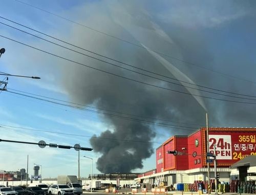 인천 서구 공장 화재로 발생한 검은 연기