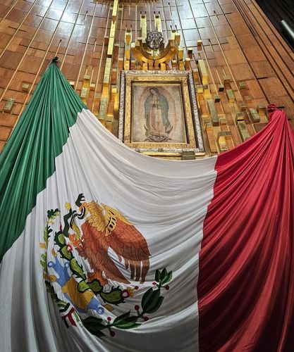 과달루페 성당 내부에 걸린 '과달루페 성모 발현' 틸마(Tilma·전통 겉옷)