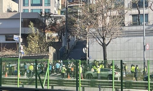 관저 앞에 모여든 퇴진 시위 참가자들