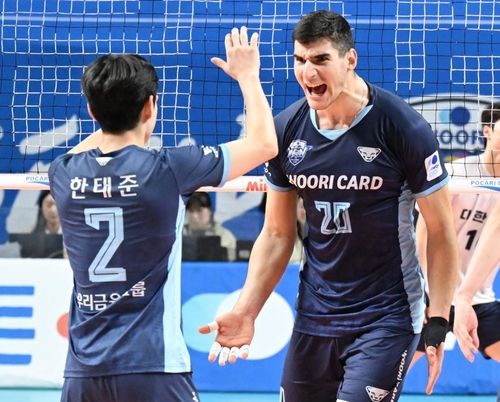 환호하는 니콜리치(오른쪽)