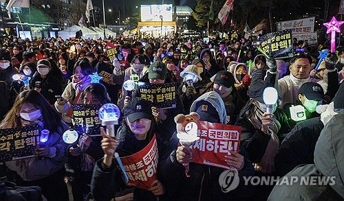 탄핵 촉구하며 행진하는 시민들