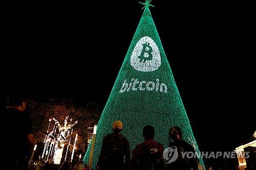 지난 9일(현지시간) 엘살바도르의 크리스마스 트리에 비트코인 로고 조명이 장식된 모습