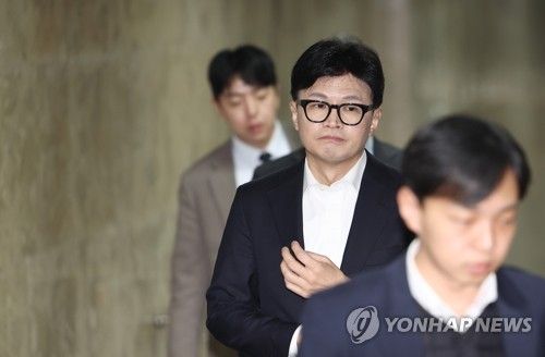 당 대표실로 향하는 한동훈 대표