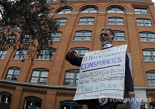 존 F. 케네디 전 대통령 암살 배후는 정부라는 음모론을 주장하는 시민