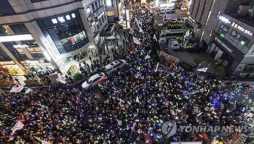 촛불과 응원봉 등 시민들로 둘러싸인 국민의힘 당사