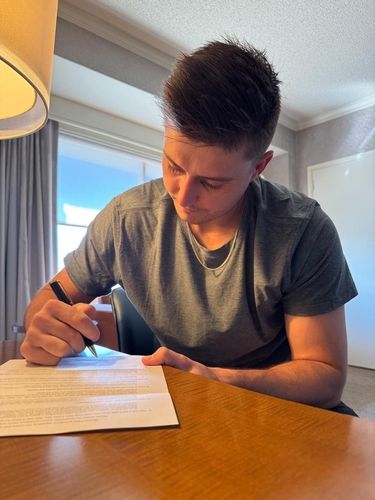 계약서에 사인하는 롯데 새 외국인 투수 터커 데이비슨