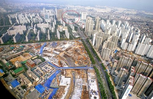 저층인 잠실주공아파트 재건축 모습. 가운데 위는 롯데타워 자리. 2006년 [연합뉴스 자료사진]