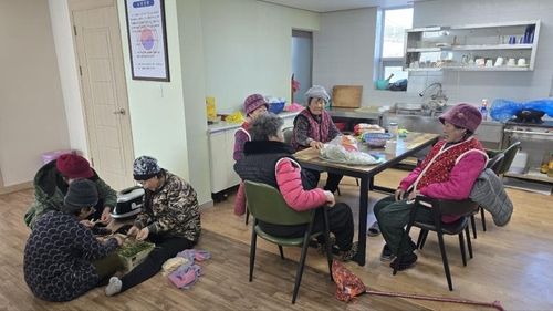 노인회관에 모인 백령도 주민들