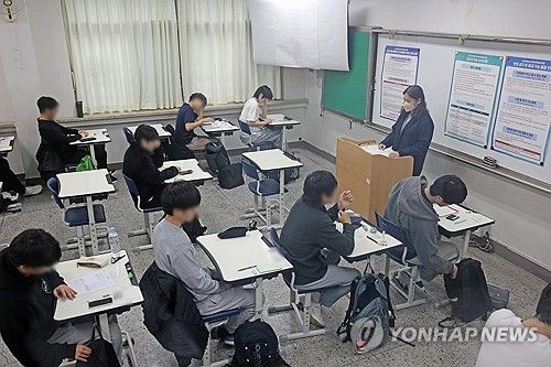 시험 시작 기다리는 수험생들