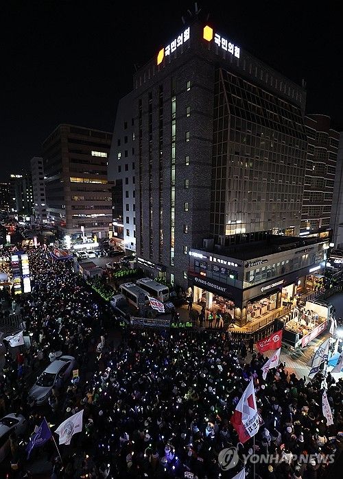 국민의힘 당사 에워싼 시민들