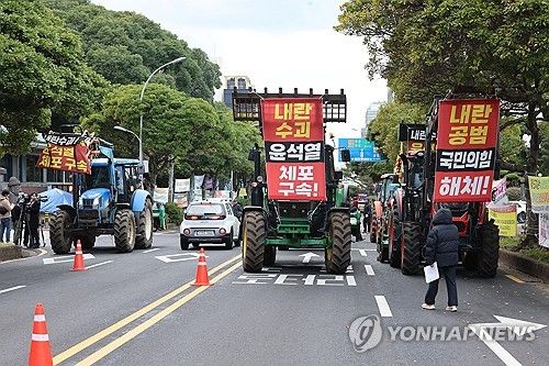 트랙터 시위 나선 제주 농민들