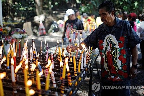 촛불 밝힌 엘살바도르 가톨릭 신자