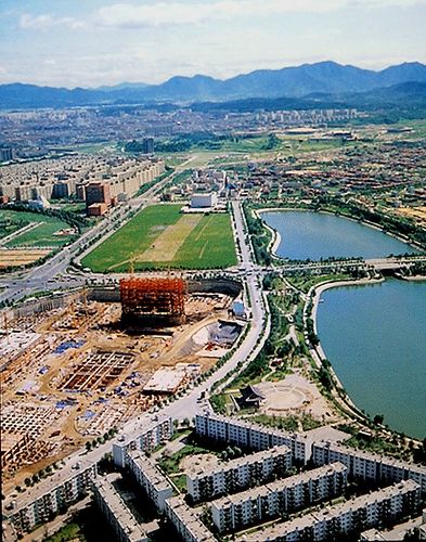 롯데월드 착공 무렵. 오른쪽은 석촌호수. 1986년 [송파구청 제공]