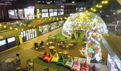 대형 돔과 크리스마스트리가 설치된 카페폭포 전경