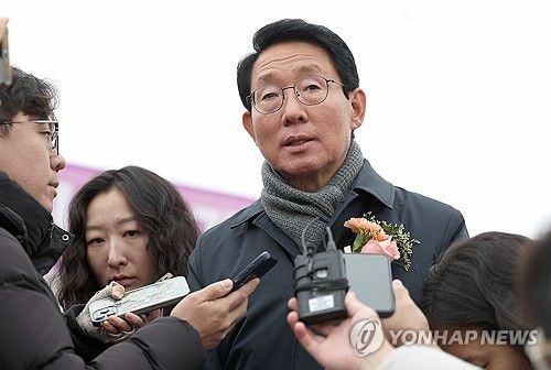 취재진 질문에 답하는 김상훈 의원