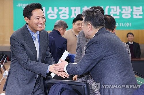 악수하는 오세훈 서울시장