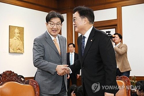 악수하는 우원식 국회의장과 국민의힘 권성동 신임 원내대표