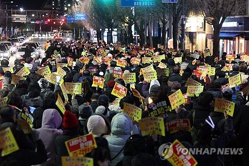 행진하는 천주교 시국미사 참가자들